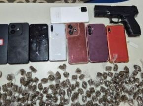 Pernambuco: Pol&iacute;cia Militar apreende drogas, simulacro de arma e oito celulares em Condado.