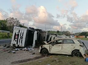 Caminh&atilde;o-cegonha tomba na BR-101, em Paulista, e deixa motorista ferido.