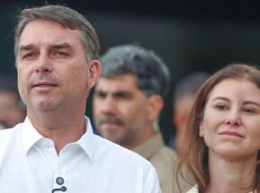 Fl&aacute;vio Bolsonaro ao lado da esposa.