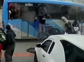 Passageiros saem de &ocirc;nibus ap&oacute;s princ&iacute;pio de inc&ecirc;ndio.