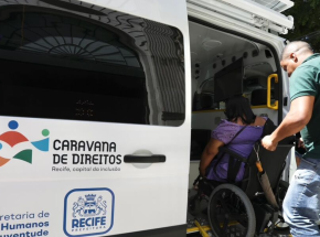 Transporte acess&iacute;vel leva pessoas a votar