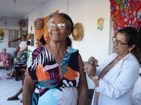 Paulista oferece vacina Pneumo 20 para pessoas com 85 anos ou mais; saiba como se vacinar.