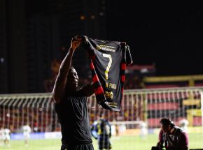 Patrick de Paula vira her&oacute;i e comemora vit&oacute;ria do Sport na S&eacute;rie B.