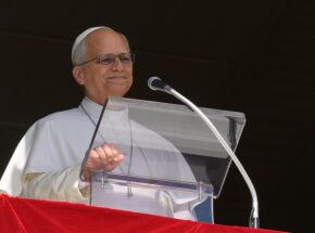 Papa Leao XIV diante dos presentes na Pra&ccedil;a S&atilde;o Pedro