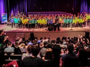Orquestra Sinf&ocirc;nica Infantil Crian&ccedil;a Cidad&atilde; no Teatro Luiz Mendon&ccedil;a