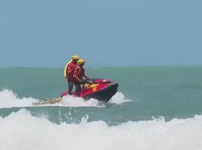 Bombeiros fazem buscas no mar de Boa Viagem, por trabalhar desaparecido ap&oacute;s entrar na &aacute;gua.