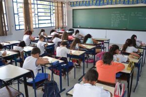 Estudantes em sala de aula.