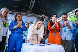 Raquel Lyra formaliza doação de terreno para construção de novo conjunto habitacional no Recife.