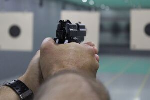 Arma em estande de tiro