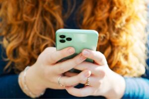 Anatel exigir&aacute; prova de vida por reconhecimento facial para linhas de celular a partir de 2027; veja mudan&ccedil;a.