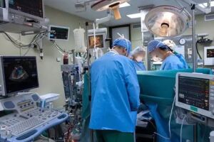 M&eacute;dicos realizando procedimento.