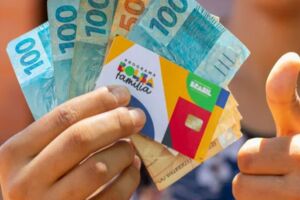 Dinheiro e cart&atilde;o do Bolsa Fam&iacute;lia.