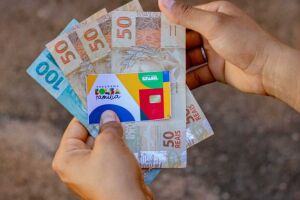 Dinheiro e cart&atilde;o do bolsa fam&iacute;lia.