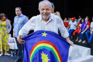 Presidente Lula segurando a bandeira de Pernambuco.