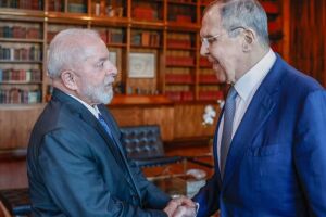 Lula e ministro das Rela&ccedil;&otilde;es Exteriores da R&uacute;ssia Seguei Lavrov, apertando as m&atilde;os.