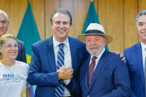 Presidente Lula, ministro da Educa&ccedil;&atilde;o Camilo Santana no lan&ccedil;amento de programa.