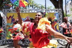 Pessoas se apresentando no Carnaval do Recife.