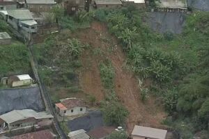 Barreira que deslizou e matou m&atilde;e e filha na comunidade da Bica, no Recife.