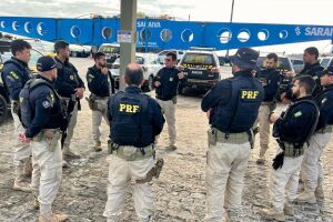 Equipe da Pol&iacute;cia Rodovi&aacute;ria Federal (PRF). 