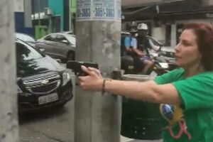 Carla Zambelli com arma no meio da rua.