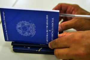 Taxa de desemprego.