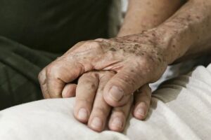 Alzheimer: pessoas idosas de m&atilde;os dadas.