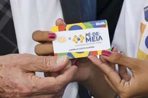 Lula e mulher segurando cart&atilde;o do P&eacute;-de-Meia.