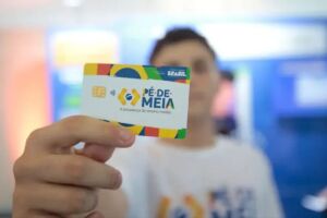 Estudante com cart&atilde;o do P&eacute;-de-meia, programa do governo Federal.