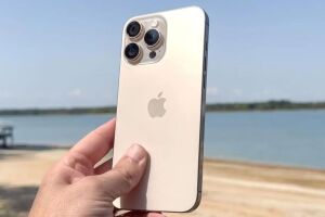 Iphone 16 pro max sendo segurado por uma pessoa.