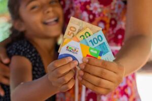 Crian&ccedil;a e m&atilde;e com dinheiro e cart&atilde;o do Bolsa Fam&iacute;lia.
