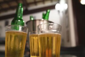 Copos de cerveja.