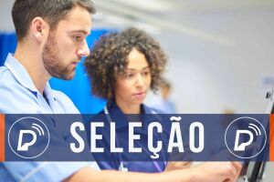 Enfermeiros mexendo em tablet. 