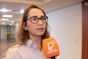 Deputada estadual D&eacute;bora Almeida. 