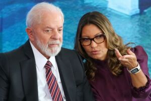 Janja ao lado de Lula.