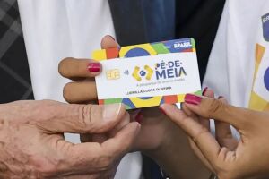 Lula e mulher segurando cart&atilde;o do P&eacute;-de-Meia.