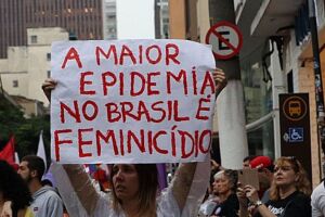 Cartaz em protesto ao feminic&iacute;dio no Brasil.
