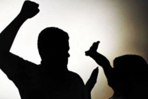 Homem batendo em mulher.