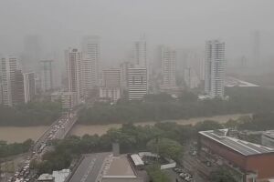 Cidade do Recife em dia de chuva. 