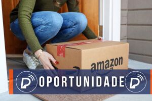 Pessoa pegando entrega da Amazon. 