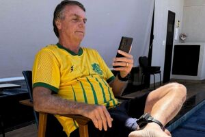 Bolsonaro de tornozeleira em sua casa.