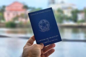 Carteira de trabalho com fundo no Recife, capital de Pernambuco.