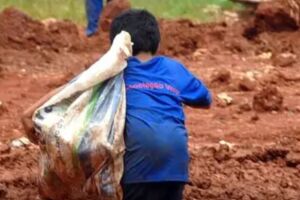 Crian&ccedil;a no Brasil trabalhando.