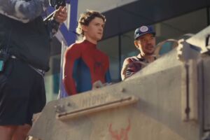 Tom Holland vestido de Homem-Aranha.