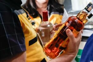 Bebidas destiladas sendo averiguadas.