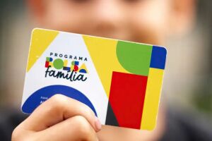 Pessoa segurando cart&atilde;o do Bolsa Fam&iacute;lia.
