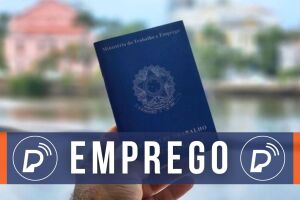 Carteira de trabalho com fundo no Recife, capital de Pernambuco.