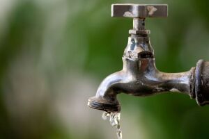 Torneira vazando &aacute;gua.