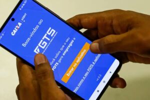 Pessoa mexendo em aplicativo do FGTS.