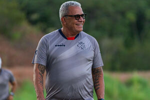 H&eacute;lio dos Anjos ter&aacute; que realizar mudan&ccedil;a no time titular para o cl&aacute;ssico contra o Sport.