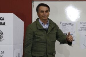 Jair Bolsonaro ao lado da cabine de vota&ccedil;&atilde;o na elei&ccedil;&atilde;o de 2018.